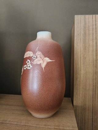 Jarrón de cerámica marrón con flores