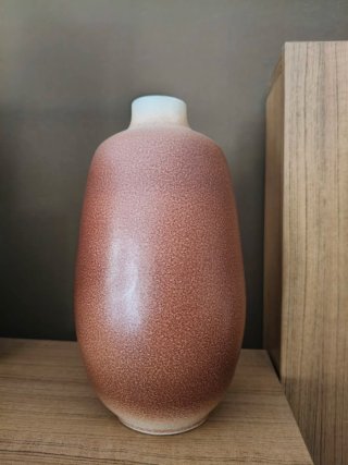 Jarrón de cerámica marrón con flores