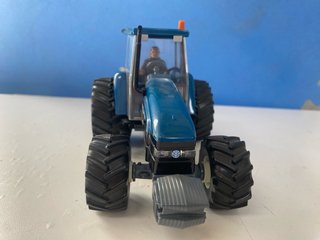 Réplica Tractor Ford New Holland 8560