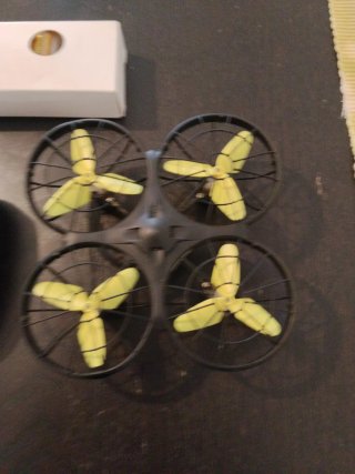 dron negro teledirigido