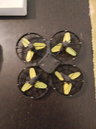 dron negro teledirigido