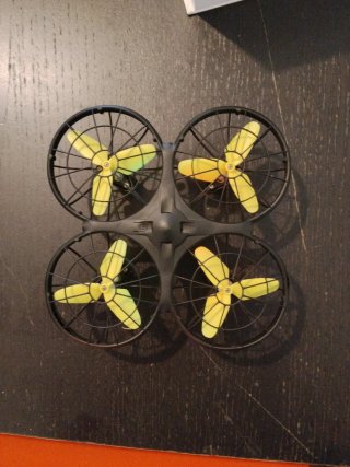 dron negro teledirigido