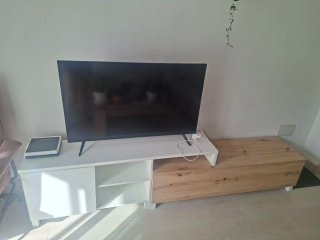 Mueble TV blanco y madera