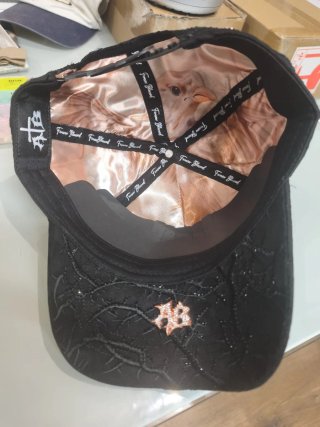Gorra beisbol con cruces hecha a mano.