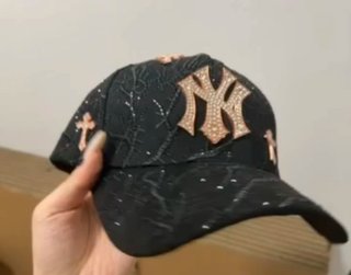 Gorra beisbol con cruces hecha a mano.