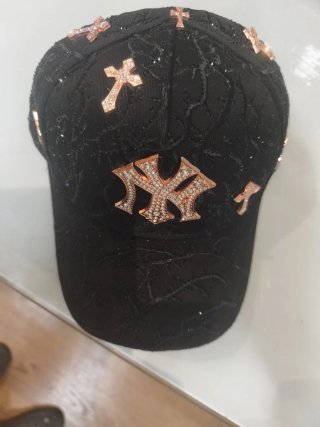 Gorra beisbol con cruces hecha a mano.