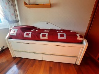Cama nido con estantería y colchones