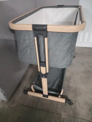 Cuna de bebé gris y madera