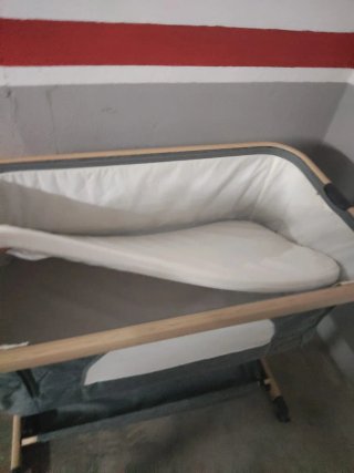 Cuna de bebé gris y madera