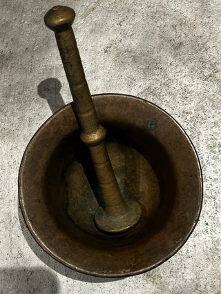Mortero antiguo de bronce
