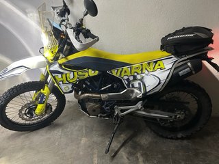 Moto Enduro Husqvarna 791 Blanca y Amarilla