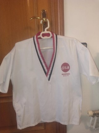 Traje y camiseta(ACADEMIA MUGENDO SABADELL)
