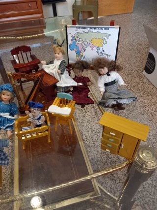 Piccole bambole in porcellana a tema