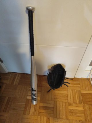 Bate y guante de béisbol