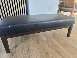 Banco tapizado negro 110cm