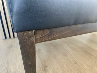 Banco tapizado negro 110cm