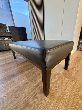 Banco tapizado negro 110cm
