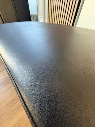 Banco tapizado negro 110cm