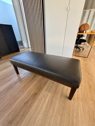 Banco tapizado negro 110cm