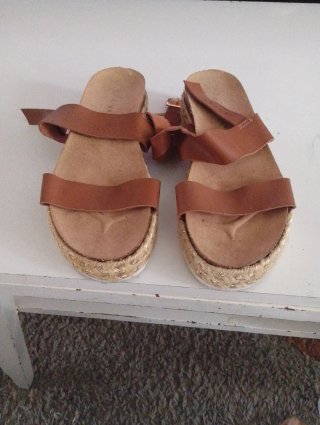 Sandalias de cuña con tiras de cuero