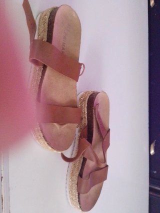 Sandalias de cuña con tiras de cuero