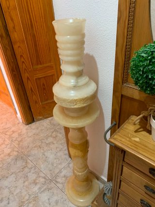Lámpara de pie clásica de piedra