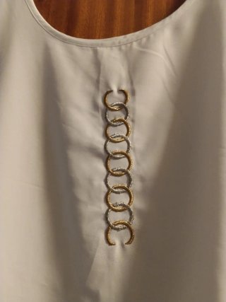 Blusa fina elegante con detalles dorados