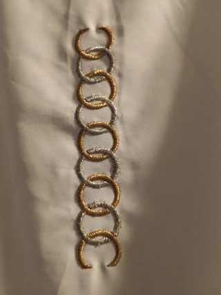 Blusa fina elegante con detalles dorados