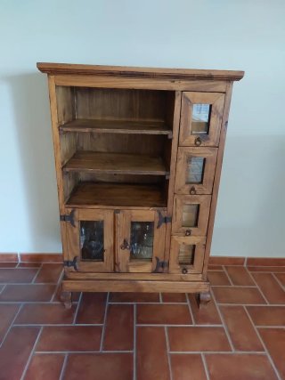 Mueble mexicano de madera con vitrina
