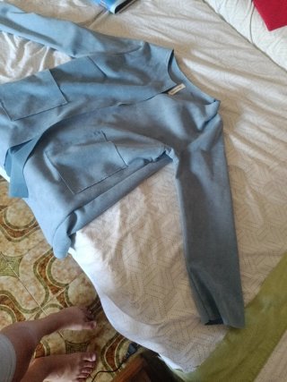 Abrigo azul con bolsillos