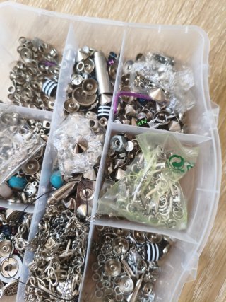 Caja abalorios, pinchos, cadenas, etc.