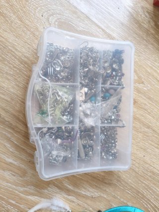 Caja abalorios, pinchos, cadenas, etc.