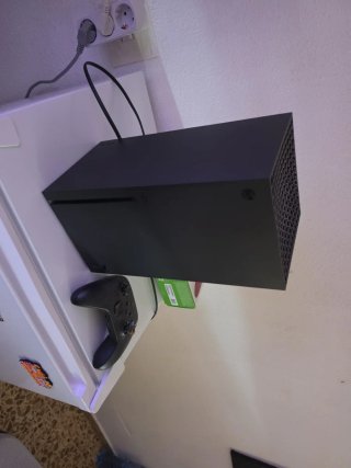 Xbox Series X con caja, 2 mandos y tres juegos