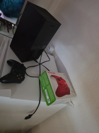 Xbox Series X con caja, 2 mandos y tres juegos