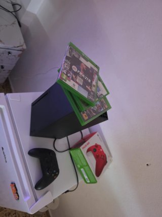 Xbox Series X con caja, 2 mandos y tres juegos