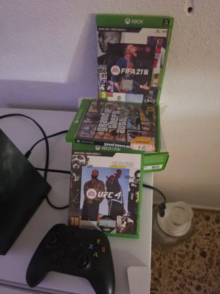 Xbox Series X con caja, 2 mandos y tres juegos