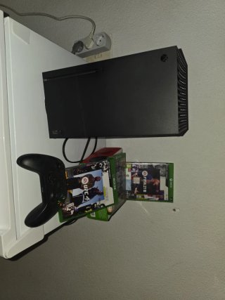 Xbox Series X con caja, 2 mandos y tres juegos