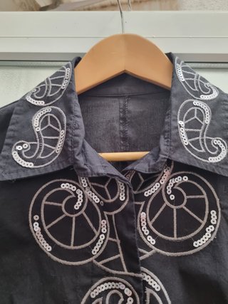 Blazer larga con bordado plateado