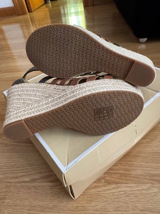 Sandalias Michael Kors Cuña Beige y Marrón