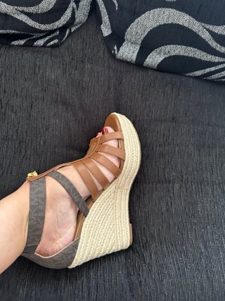 Sandalias Michael Kors Cuña Beige y Marrón