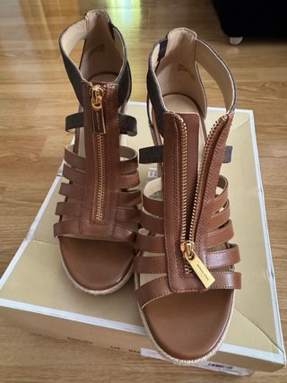 Sandalias Michael Kors Cuña Beige y Marrón