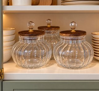 Tarro de cristal con tapa de madera y adorno