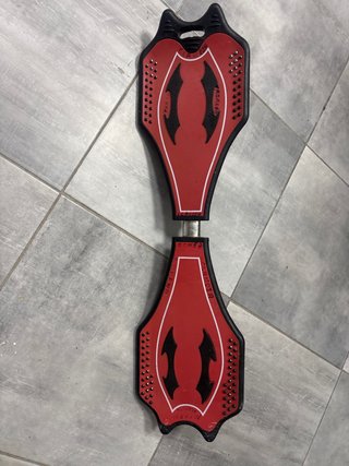 Patinete de ruedas rojo