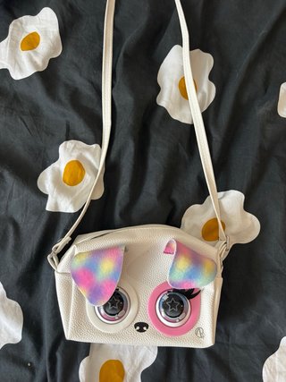 Bolso blanco de perrito con orejas arcoíris