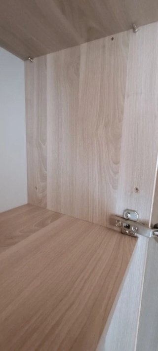 Armario de madera beige-marrón