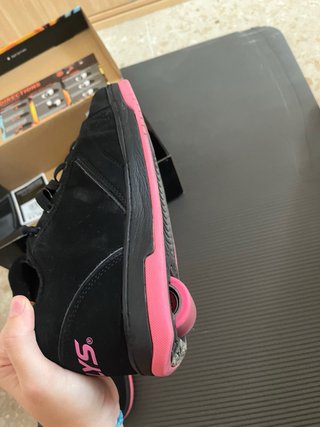 Zapatillas Heelys con ruedas negras y rosas