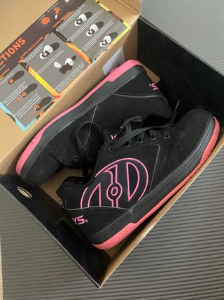 Zapatillas Heelys con ruedas negras y rosas