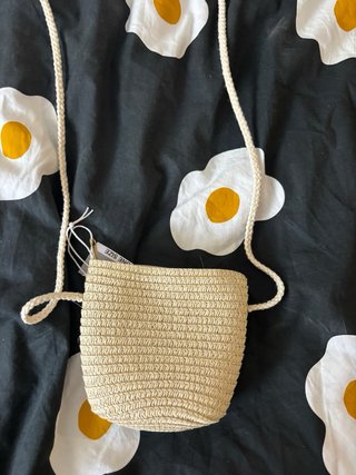 Bolso de paja Sinsay con flores