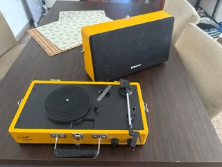Tocadiscos Roadstar Amarillo y Negro