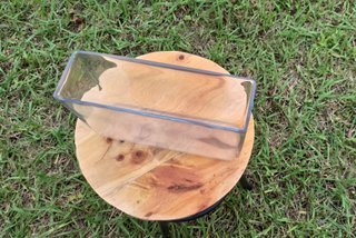 Jarrón cristal rectangular transparente.